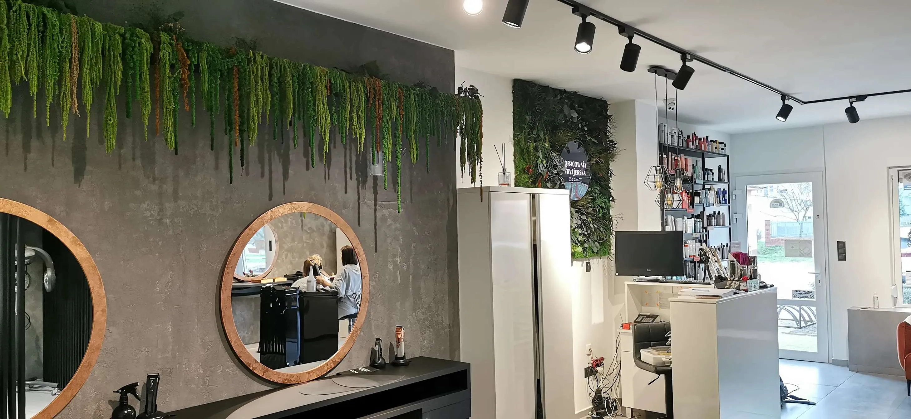 Biophilic design zieleń w przestrzeni firmowej Rośliny amarantusa we wnętrzu firmy